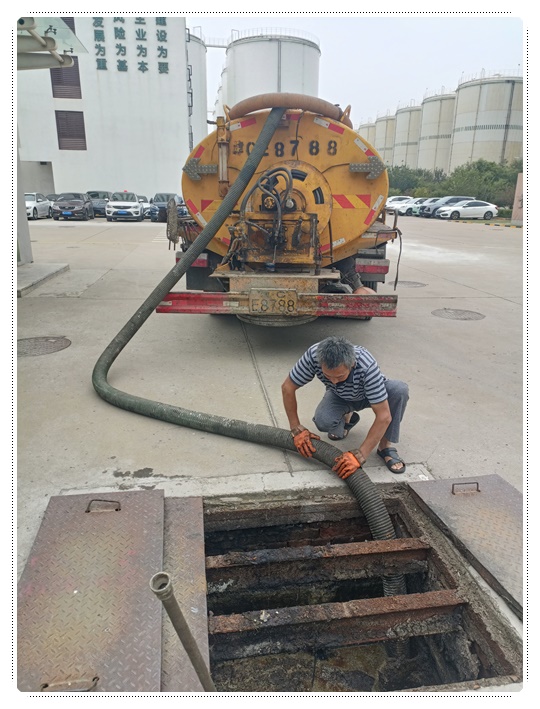 抱罗镇隔油池清掏