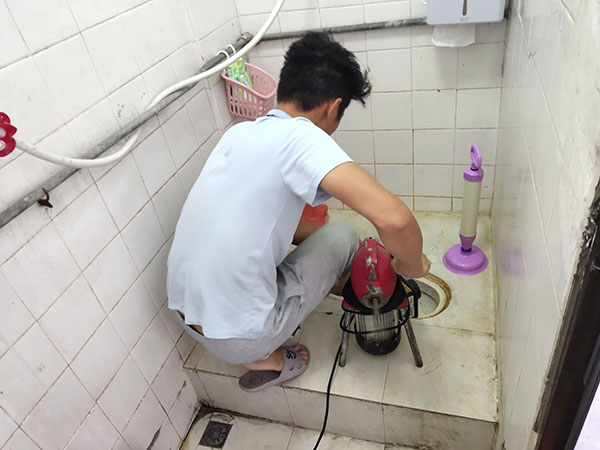 抱罗镇管道堵塞冒臭气 专业师傅现场解决问题